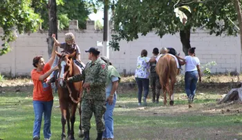 Ejército de El Salvador ofrece equinoterapia para niños con capacidades especiales