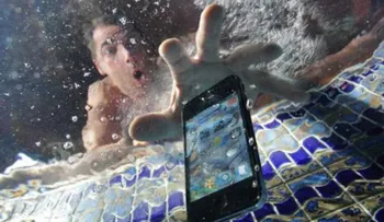 Esto es lo que tienes que hacer para salvar tu celular cuando se cae al agua