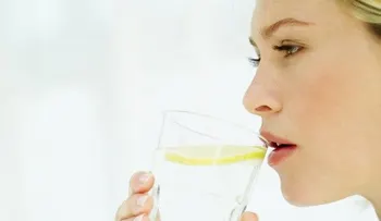 Contraindicaciones de beber agua con limón