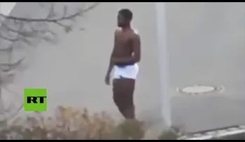 VIDEO FUERTE: Un hombre patea en la cabeza a una anciana en una calle de Alemania