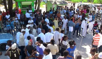 Multitud abandona casa del brujo â??Pitíâ? en Verón al ver no resucitó