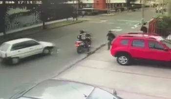 Impactante video muestra a un conductor que arrolló a dos hombres que robaban a un transeúnte