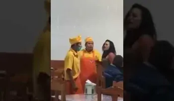 Un hombre golpea brutalmente a una mujer en una taquería de México