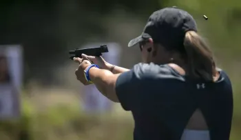 Indiana (EE.UU.) aprueba incentivar a profesores para hacer cursos de disparo