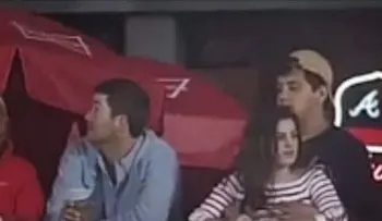 Video: Hinchas alemanes llevan sofás al estadio para ver partidos en una 'sala de estar gigante'