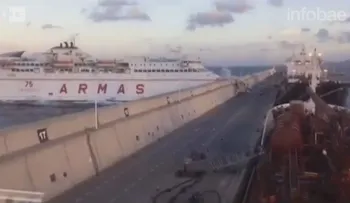 Impactante choque de un ferry contra el puerto de Las Palmas causó un vertido de 25.000 litros de gasoil al mar