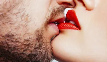 7 tipos de besos que es mejor evitar para no pasar un mal momento
