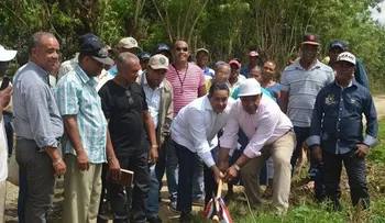 IAD rehabilita caminos en San Cristóbal