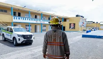 Más de 15 estudiantes y personal de rescate intoxicados por humo de quema de medicamentos cerca de escuela en Santo Domingo