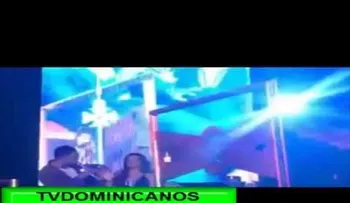 Romeo Santos le roba un beso a Clarissa Molina (VIDEO)