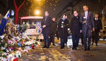 Obama va al Bataclan a rendir tributo a las víctimas de la masacre de París