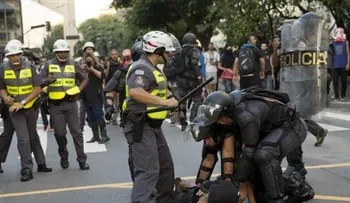 Brasileños protestan contra aumento en tarifas de transporte 