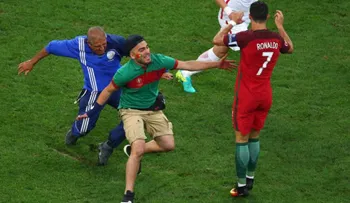 Multan con 500 Euros al aficionado que intentó abrazar a Ronaldo