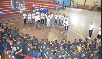Ministro de la Juventud y Jack Michael Martâ??ínez realizan Clínica de Baloncesto