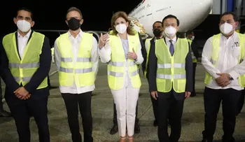 Gobierno recibe 768 mil vacunas procedentes de China