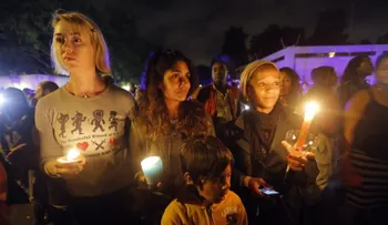 Cientos de personas se despiden de Mandela frente a su casa en Johannesburgo