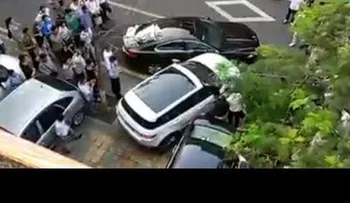 La dueña de un Land Rover destroza un Jaguar mal estacionado que obstruía su salida
