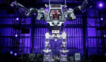 El director de Amazon prueba traje robot al estilo Iron Man