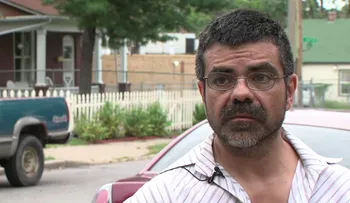 Gesto de un policía de Kansas conmueve a hombre sin hogar hasta las lágrimas