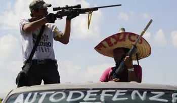 El horror narco en Michoacán: las autodefensas difunden un documental