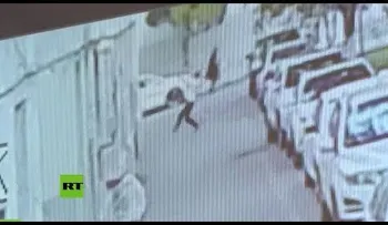 De manera espectacular salva bebé cayendo de un 5to piso; corrió raudo y veloz y se puso en el justo lugar