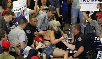 Manifestantes y policías se enfrentan violentamente en acto político de Donald Trump