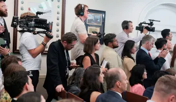 Trump justifica veto a la prensa citando logros inexistentes sobre guerras y billones en inversiones