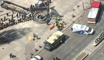 Vehículo atropella a varios peatones en Toronto, Canadá