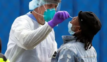 Los casos en EEUU de COVID-19 se disparan, pero no lo hacen las muertes
