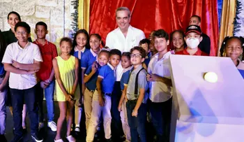 Presidente Abinader inaugura "Villa Navidad" para el entretenimiento de la familia dominicana durante festividades navideñas