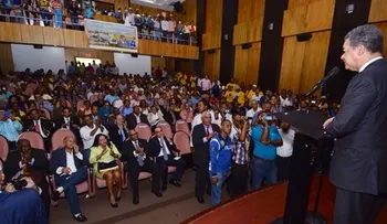 Leonel recibe reconocimiento de la UASD en Nagua.