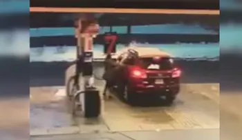 Baña en gasolina al ladrón de su coche