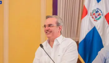 Presidente Luis Abinader califica de héroes a bomberos forestales