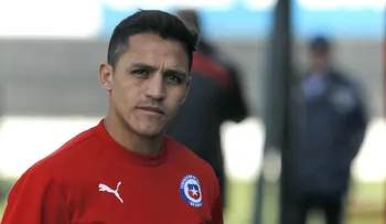 Alexis Sánchez manda dos camiones de ayuda a su inundada ciudad de Tocopilla