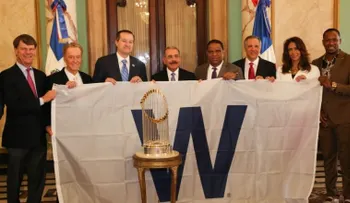 Danilo Medina recibe directivos y accionistas Chicago Cubs; le llevan trofeo al mandatario (VIDEO)