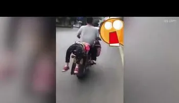 Ata a su hija al asiento trasero de una moto para obligarla a ir a la escuela