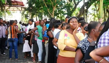 Se forman largas filas de haitianos para regularizarse
