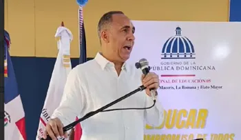 Nelson Arroyo inaugura año escolar en San Pedro de Macorís.
