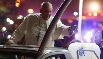 Multitudes reciben al papa Francisco en Manila 