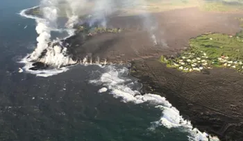 La lava llegó a esta famosa bahía hawaiana y destruyó cientos de hogares