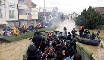 Miles huyen de inundaciones históricas en Balcanes