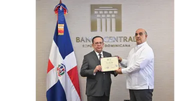 Gobernador Valdez Albizu recibe un reconocimiento del Colegio Dominicano de Economistas