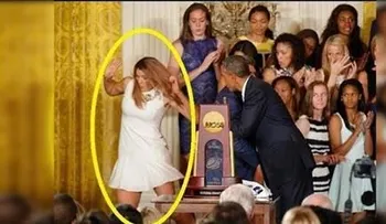 Video: Incidente en la Casa Blanca: una basquetbolista se cae al acercarse Obama