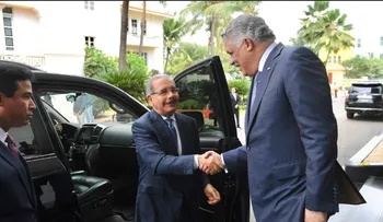 Danilo llega a Cancillería para iniciar diálogo por crisis de Venezuela