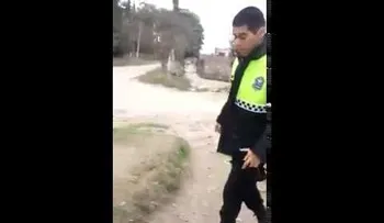 Provoca a un policía y recibe un terrible puñetazo