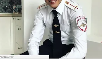 "¡Por favor, arréstame!"; le piden al policía más guapo de Rusia