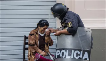 El gesto de un policía en Perú se vuelve viral