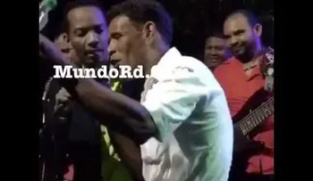 Hombre se toma una botella de aceite por mil pesos (VIDEO)