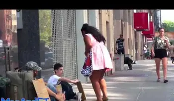 Un policía golpea un hombre sin hogar, pero cuando veas lo que hace con el niño quedarás sin palabras (VIDEO)