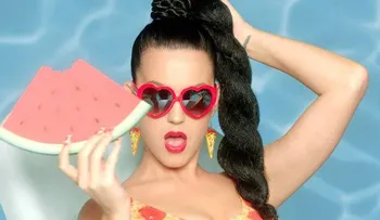 Video: Bebé â??enloqueceâ? con canción de Katy Perry